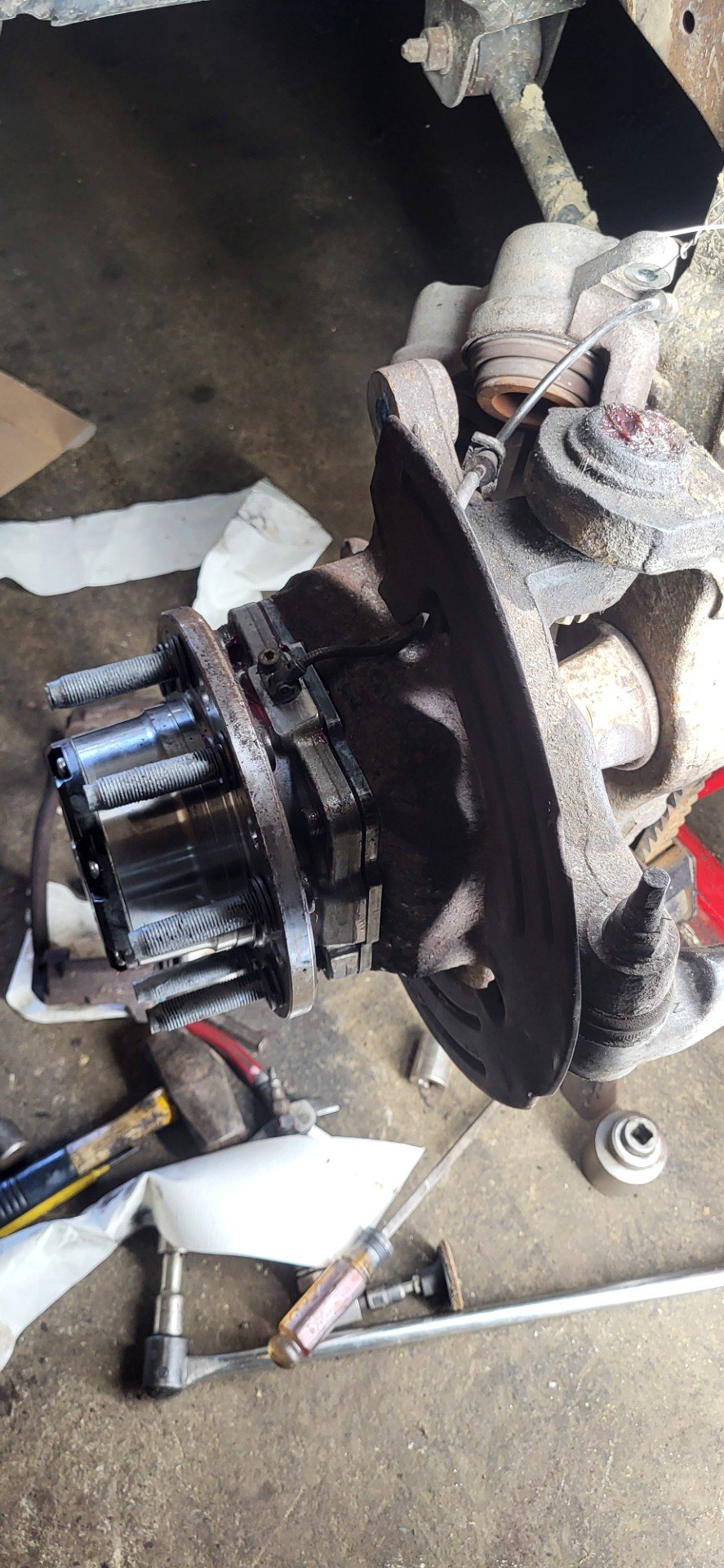 Locking hub on the knuckle, mid-install